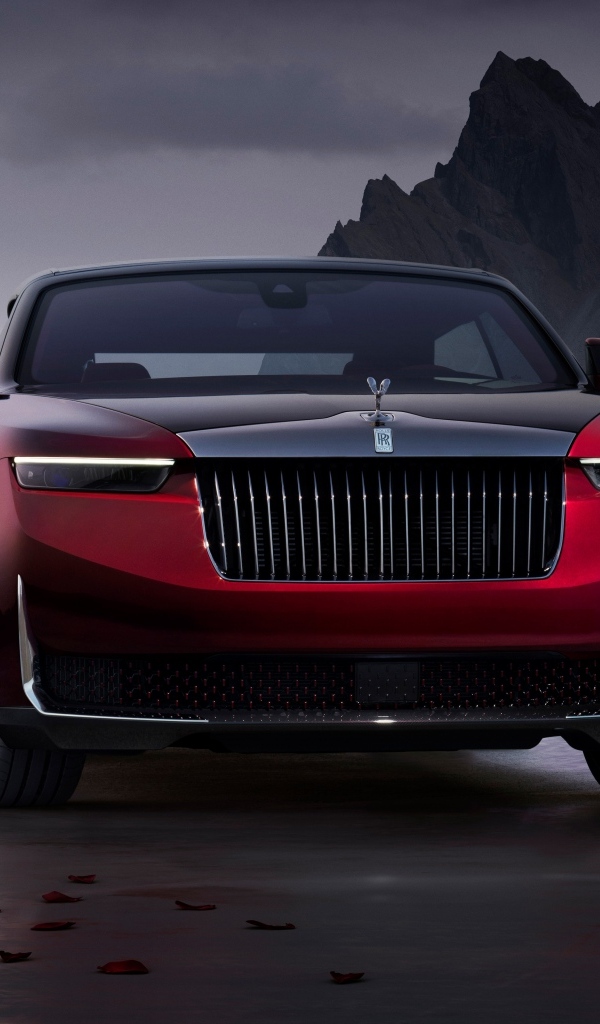 Вид спереди на автомобиль Rolls-Royce La Rose Noire Droptail 2023 года