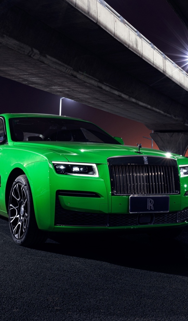 Зеленый автомобиль Rolls-Royce Black Badge Ghost