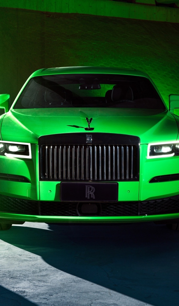 Зеленый автомобиль Rolls-Royce Black Badge Ghost вид спереди
