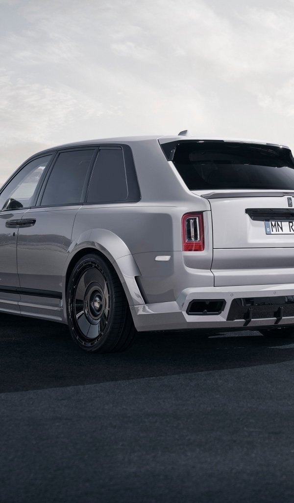 Вид сзади на автомобиль Rolls-Royce Cullinan Overdose S 2023 года