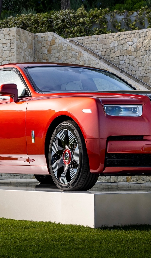 Красный автомобиль Rolls-Royce Phantom 2022 года