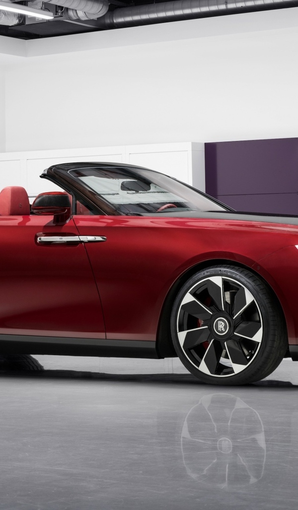 Красный кабриолет Rolls-Royce La Rose Noire Droptail 2023 года в комнате