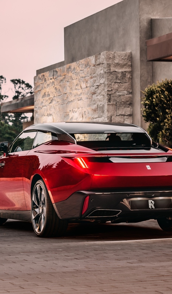 Красный автомобиль Rolls-Royce La Rose Noire Droptail вид сзади