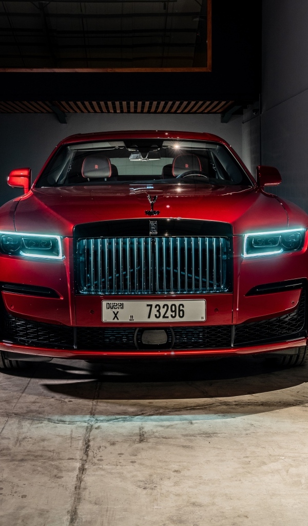 Красный автомобиль Rolls-Royce Black Badge Ghost  в гараже