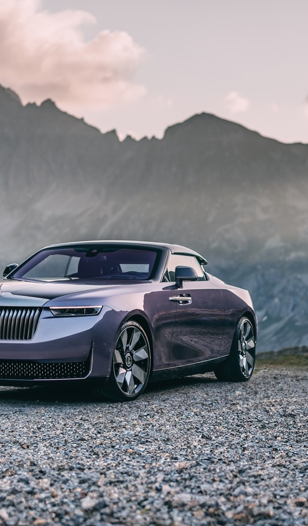 Автомобиль Rolls-Royce Amethyst Droptail 2023 года на фоне гор