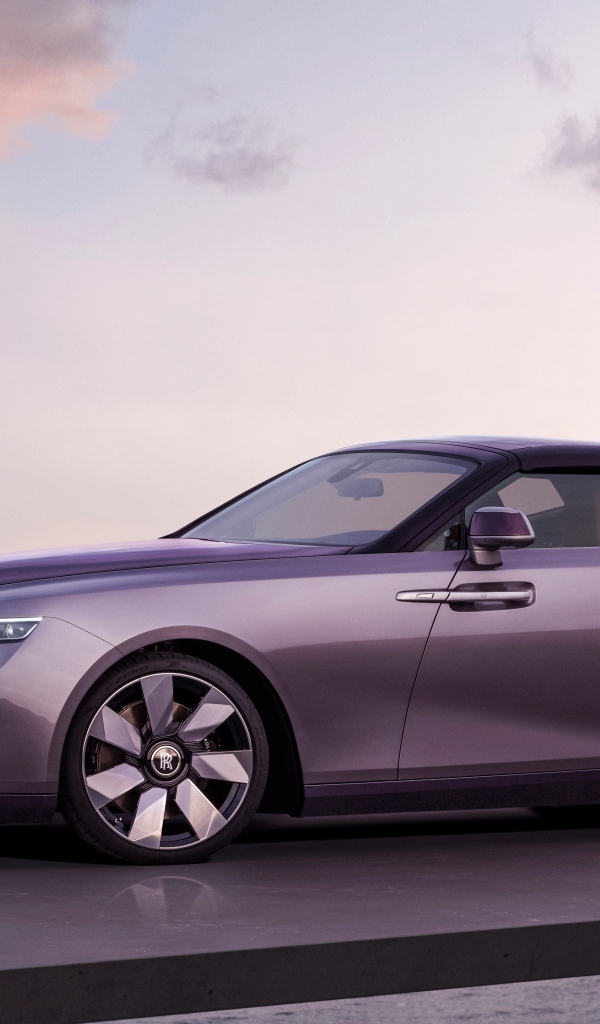 Автомобиль Rolls-Royce Amethyst Droptail на фоне неба