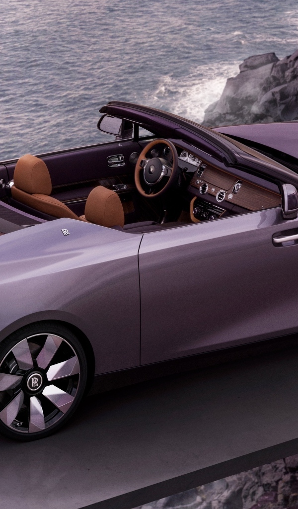 Кабриолет Rolls-Royce Amethyst Droptail у моря