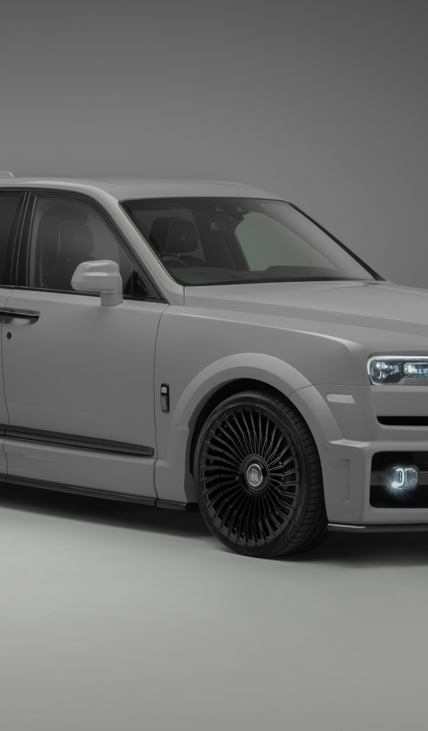 Автомобиль Rolls-Royce Cullinan на сером фоне