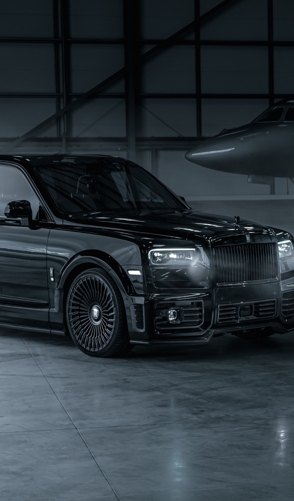 Автомобиль Rolls-Royce Cullinan с включенными фарами