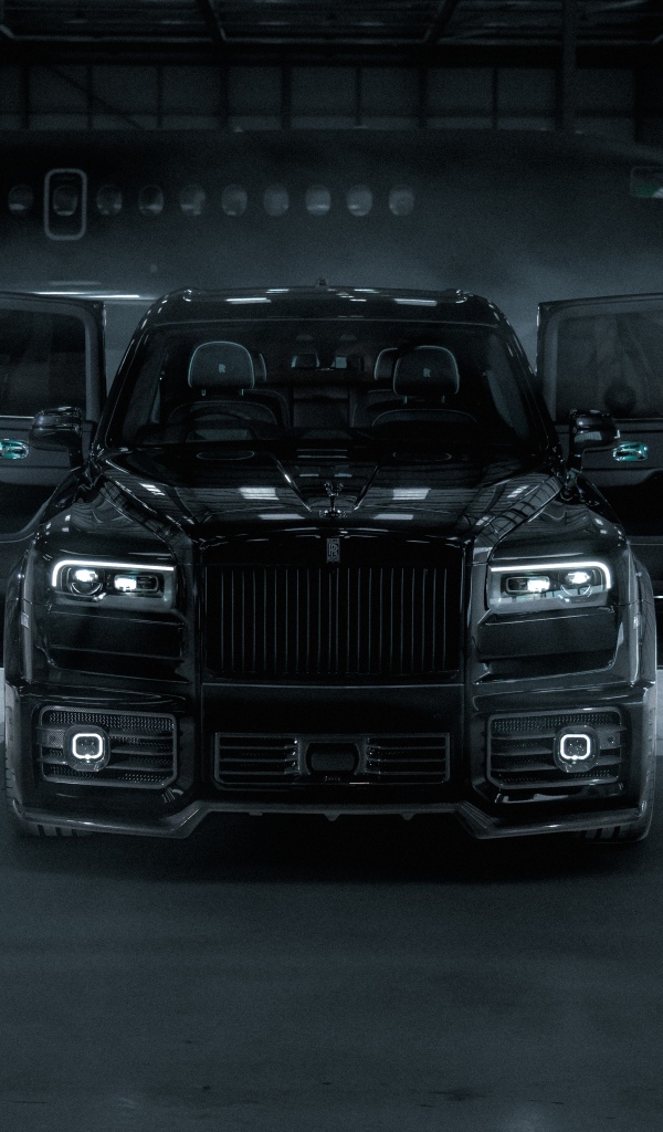 Автомобиль Rolls-Royce Cullinan с открытыми дверями