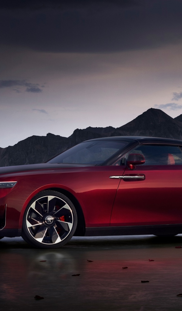 Автомобиль Rolls-Royce La Rose Noire Droptail 2023 года на фоне гор