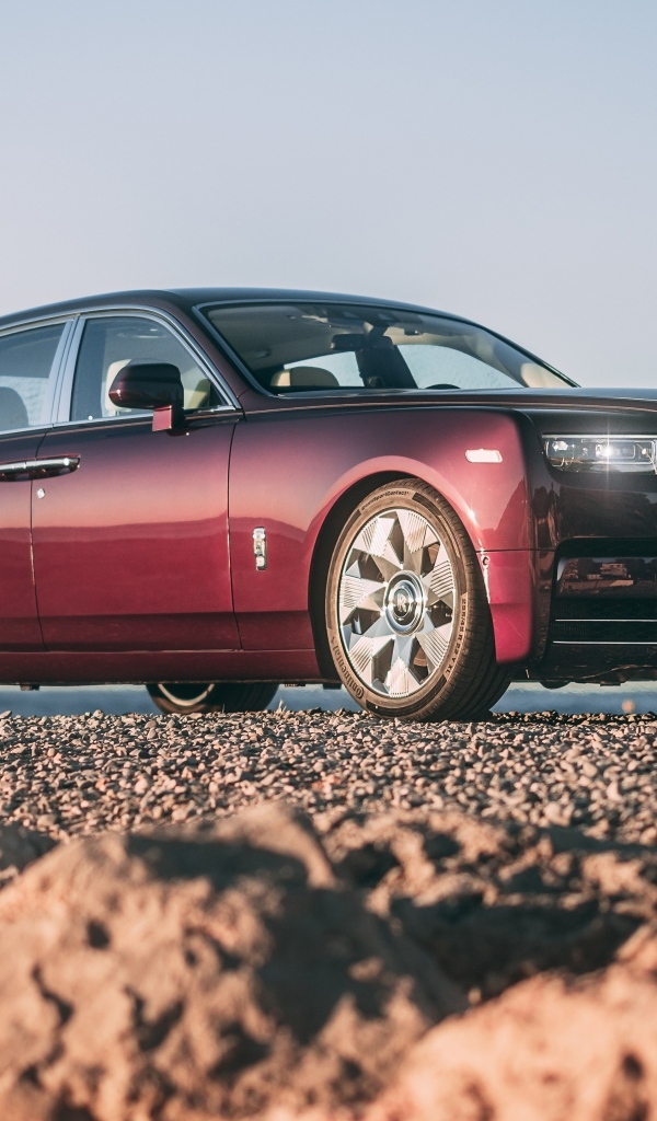 Автомобиль Rolls-Royce Phantom на песке