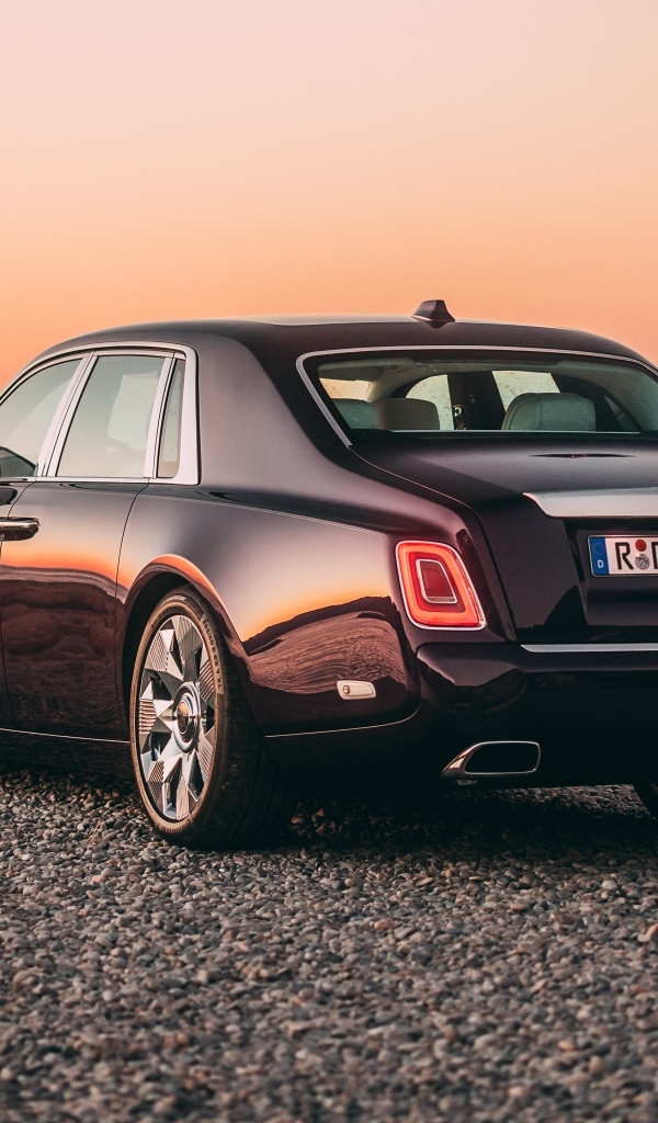 Автомобиль Rolls-Royce Phantom вид сзади