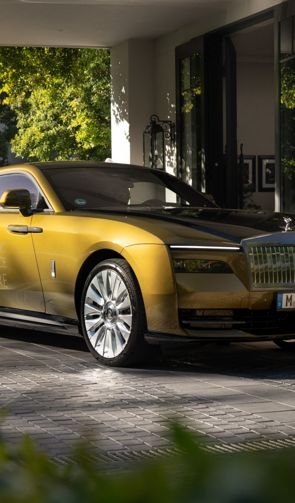 Автомобиль Rolls-Royce Spectre у дома