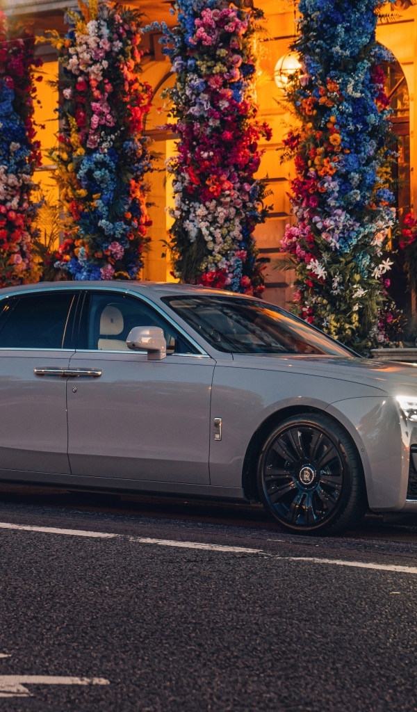 Серебристый автомобиль Rolls-Royce Ghost 2023 года
