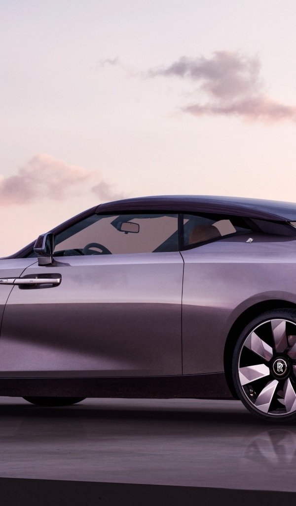 Серебристый автомобиль Rolls-Royce Amethyst Droptail вид сзади