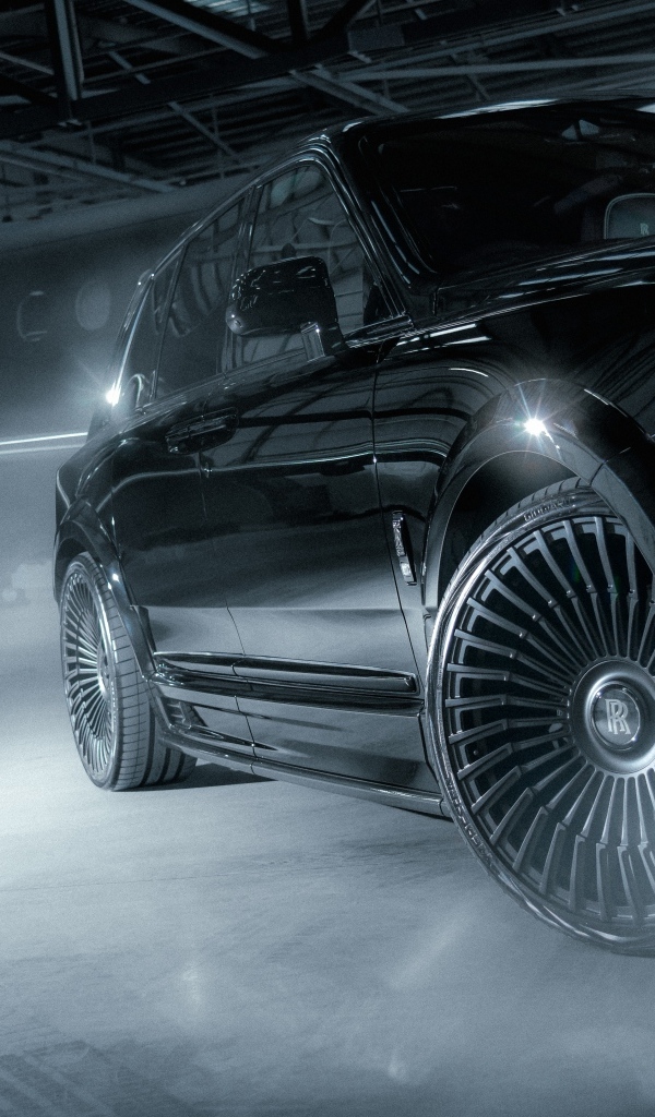 Стильный дорогой автомобиль Rolls-Royce Cullinan