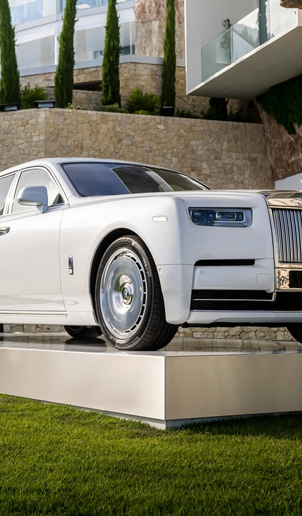 Белый автомобиль Rolls-Royce Phantom 2022 года у дома