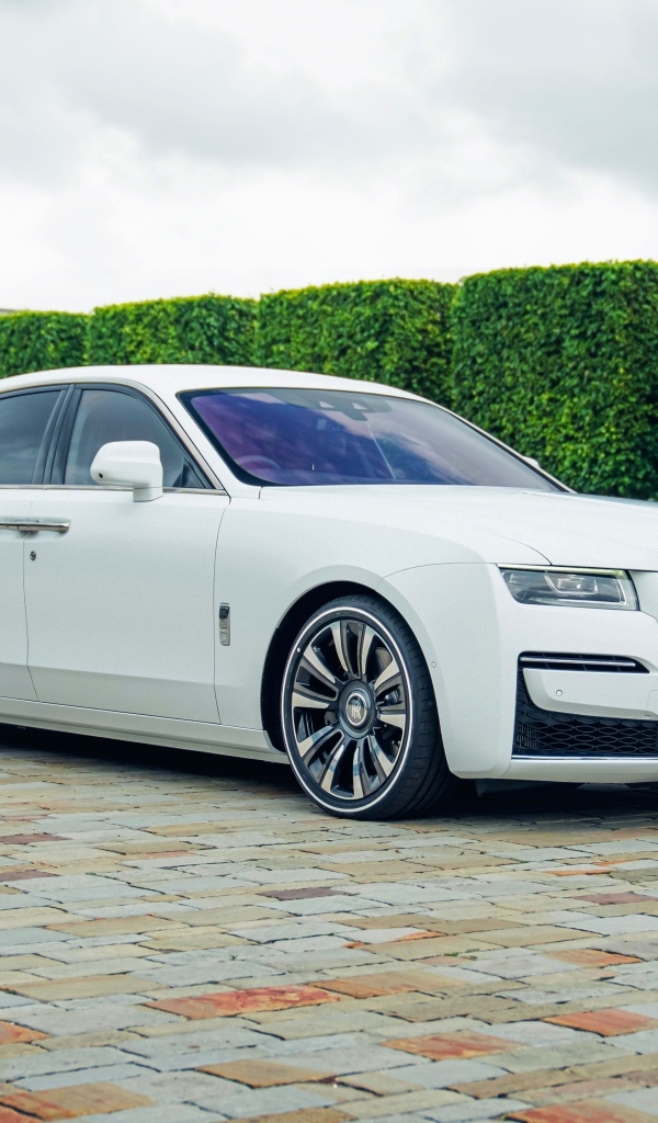 Белый дорогой автомобиль Rolls-Royce Ghost