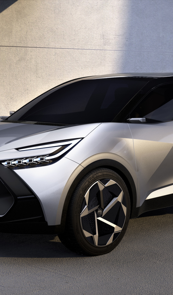 Серебристый автомобиль Toyota C-HR Prologue 2022 года