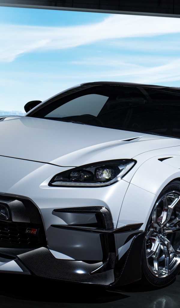 Белый автомобиль Toyota GR86 2022 года