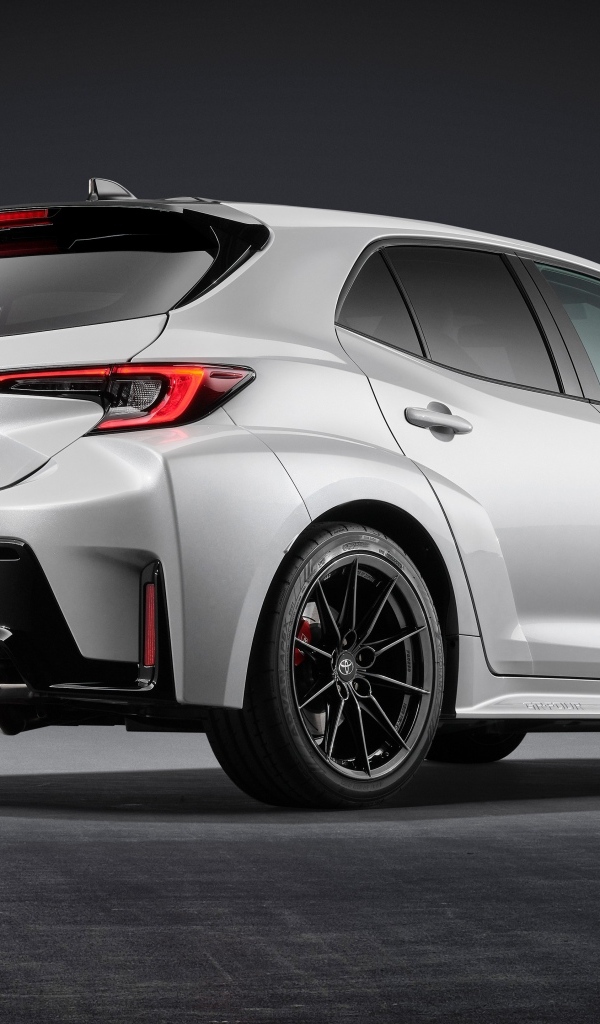 Автомобиль Toyota GR Corolla RZ 2022 года вид сзади