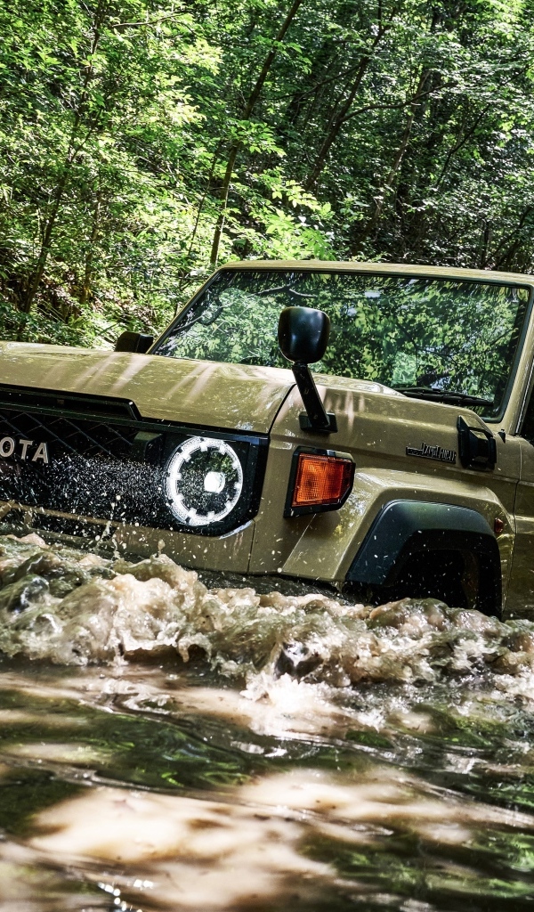 Джип Toyota Land Cruiser 2023 года едет по воде