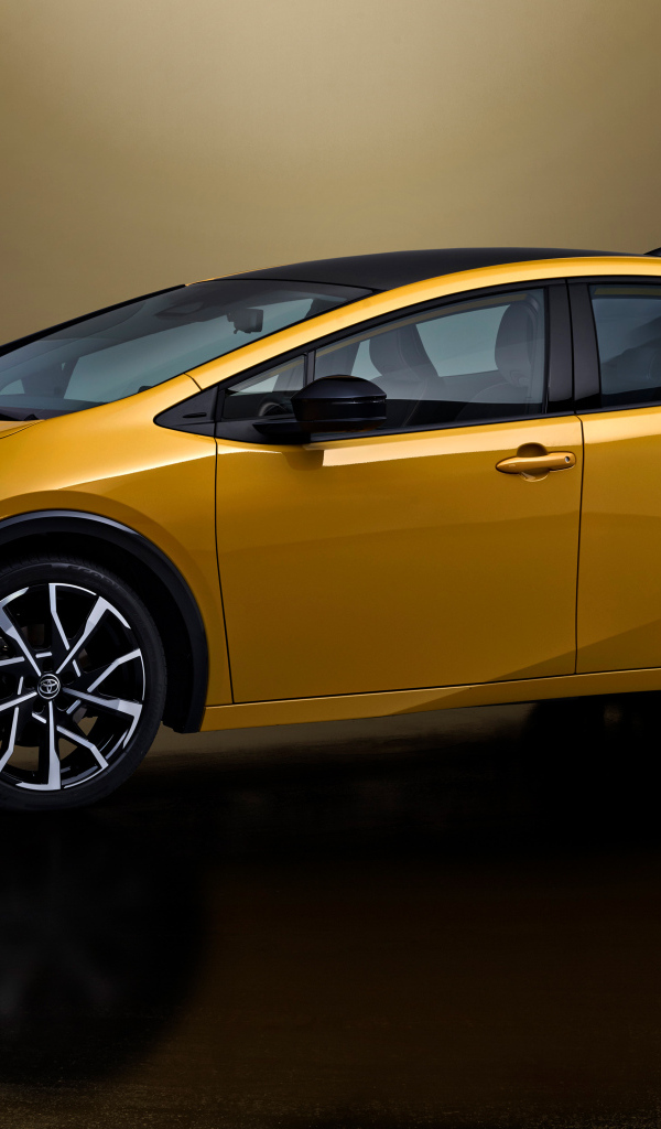 Желтый автомобиль Toyota Prius Plug-In Hybrid 2023 года