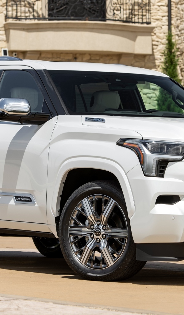 Белый внедорожник Toyota Sequoia Capstone 2023 года