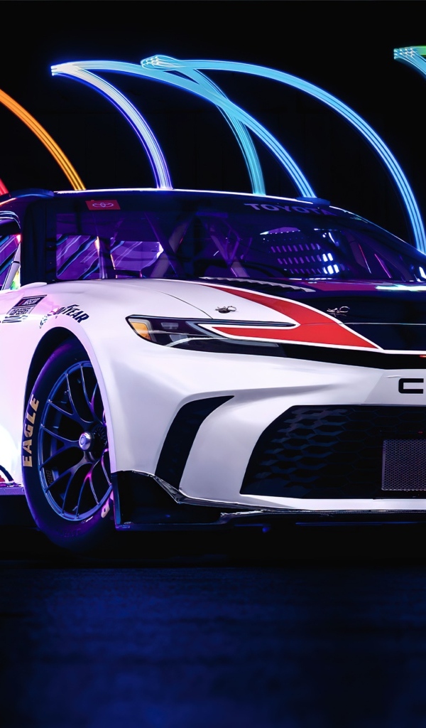 Автомобиль Toyota Camry XSE NASCAR Race Car 2024  года на разноцветном фоне