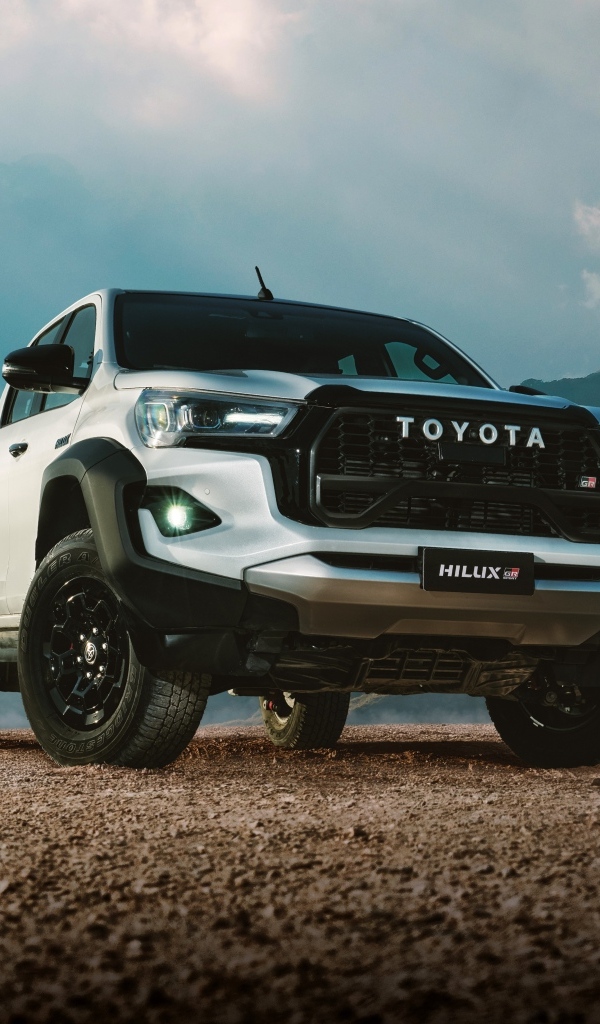 Большой Toyota Hilux GR Sport Double Cab 2023 года
