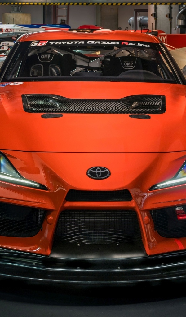 Вид спереди на автомобиль Toyota GR Supra GT4 100 Edition 2023 года