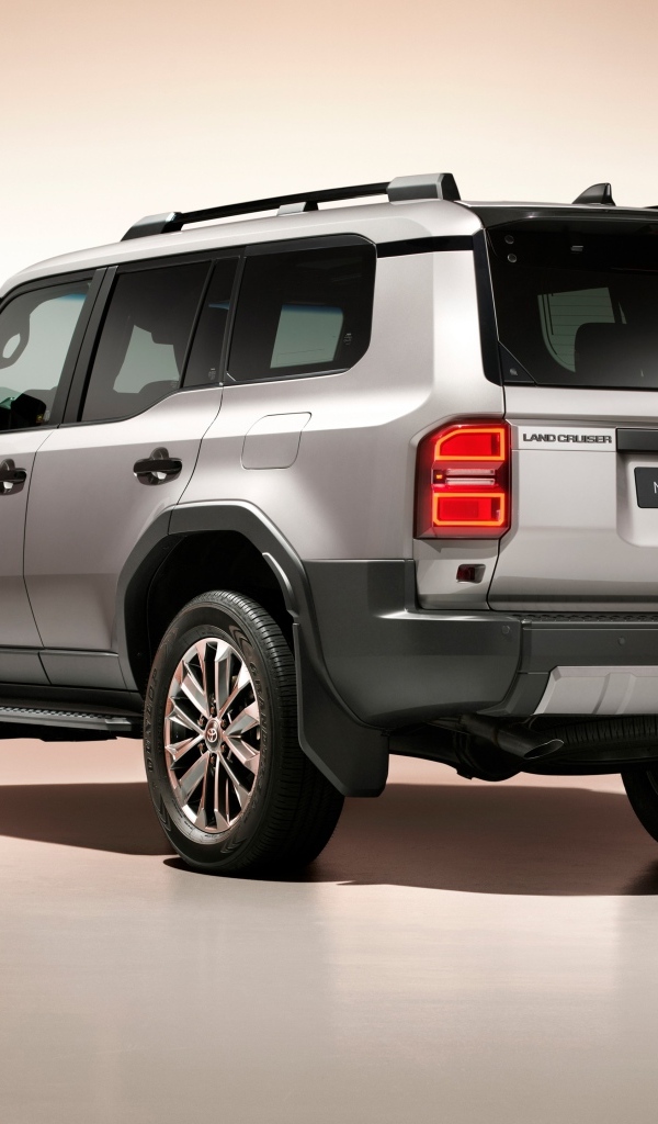 Вид сзади на автомобиль Toyota Land Cruiser 2024  года