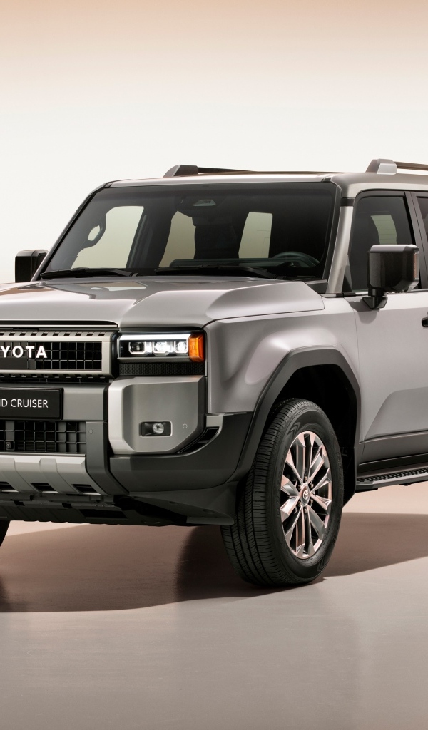 Серебристый внедорожник Toyota Land Cruiser 2024  года