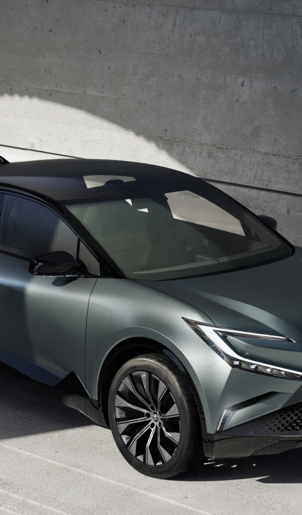 Автомобиль Toyota BZ Compact SUV Concept 2022  у стены