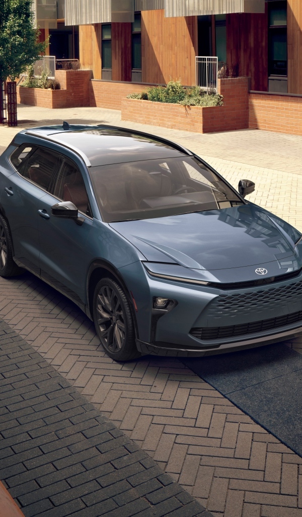 Автомобиль Toyota Crown Signia 2025 года на улице города