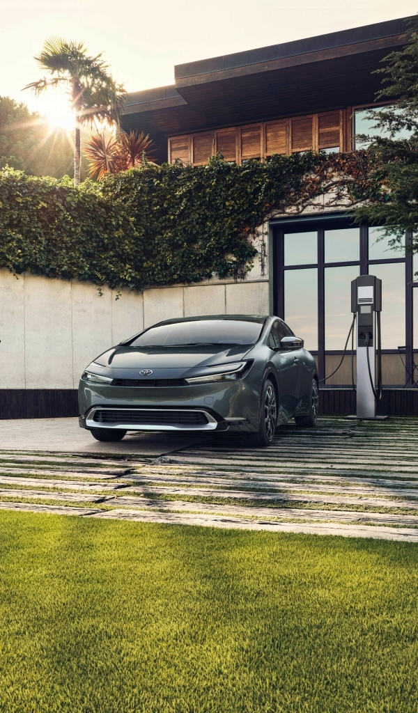 Автомобиль Toyota Prius Prime заправляется