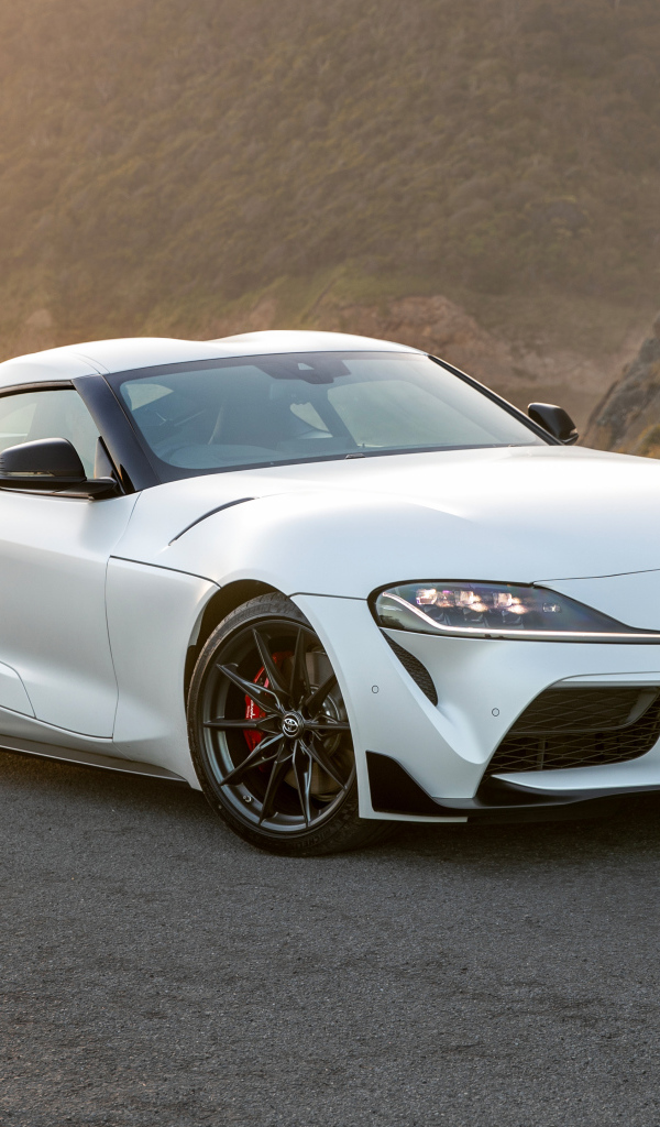 Белый автомобиль Toyota GR Supra GTS MT вид спереди
