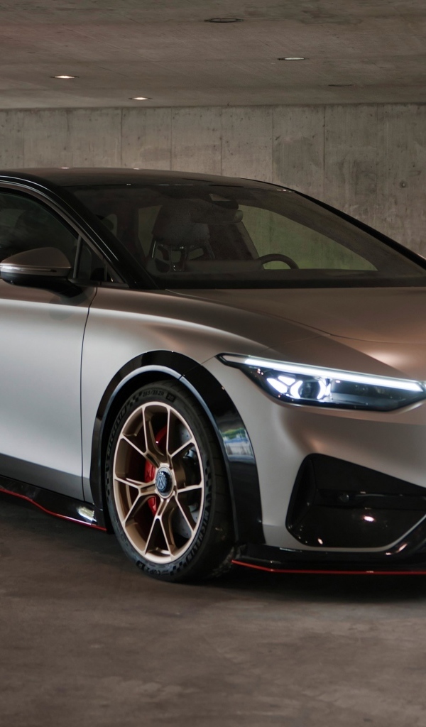 Новый серебристый автомобиль Volkswagen ID.X Performance 2023 года