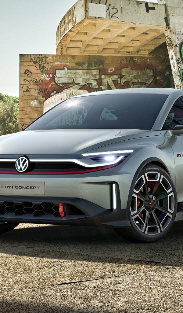 Автомобиль Volkswagen ID. GTI Concept 2023 года у здания
