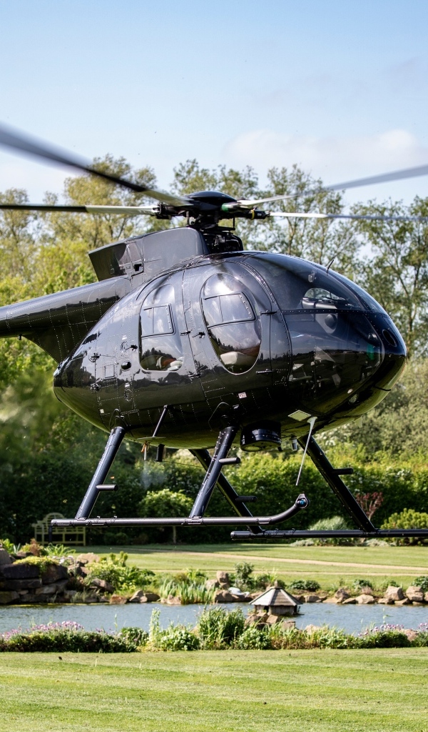 Серый вертолет отрывается от земли