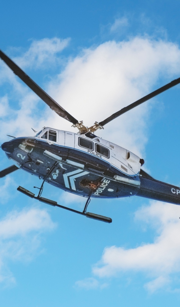 Полицейский вертолет в голубом небе