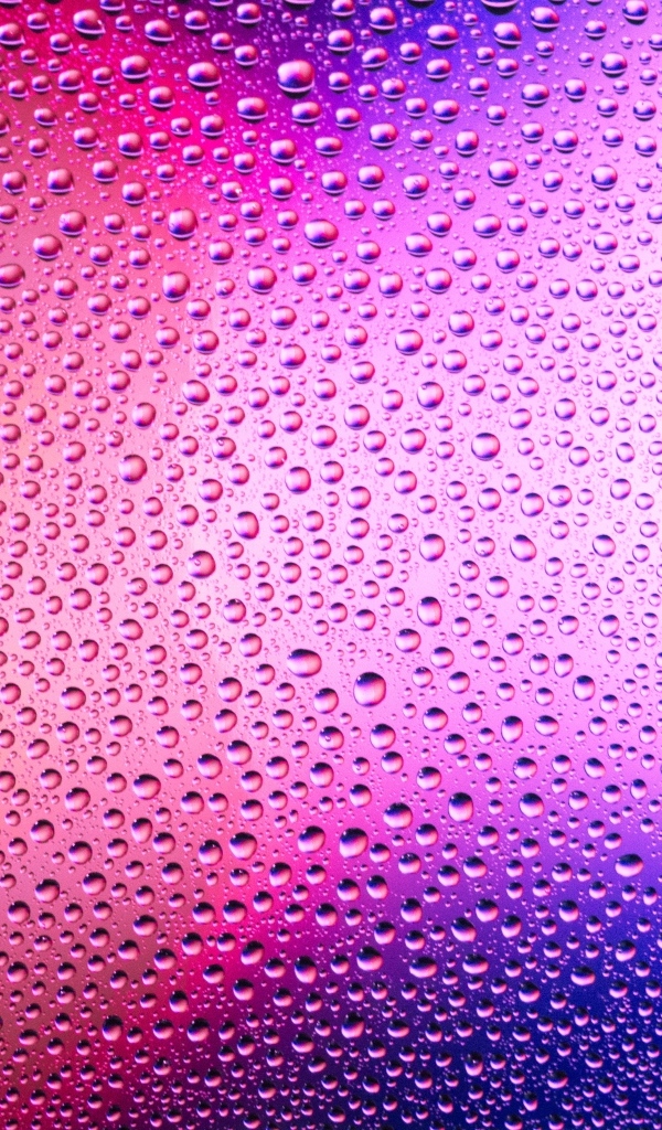 Розовый фон в каплях воды