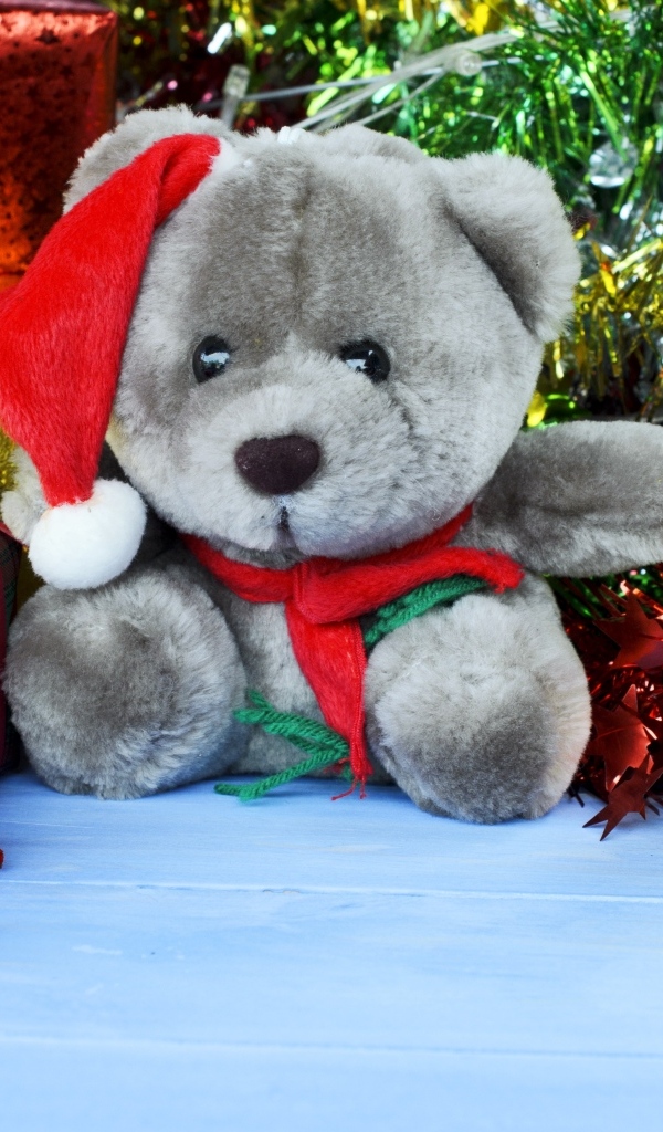 Игрушки и подарки под елью на Рождество