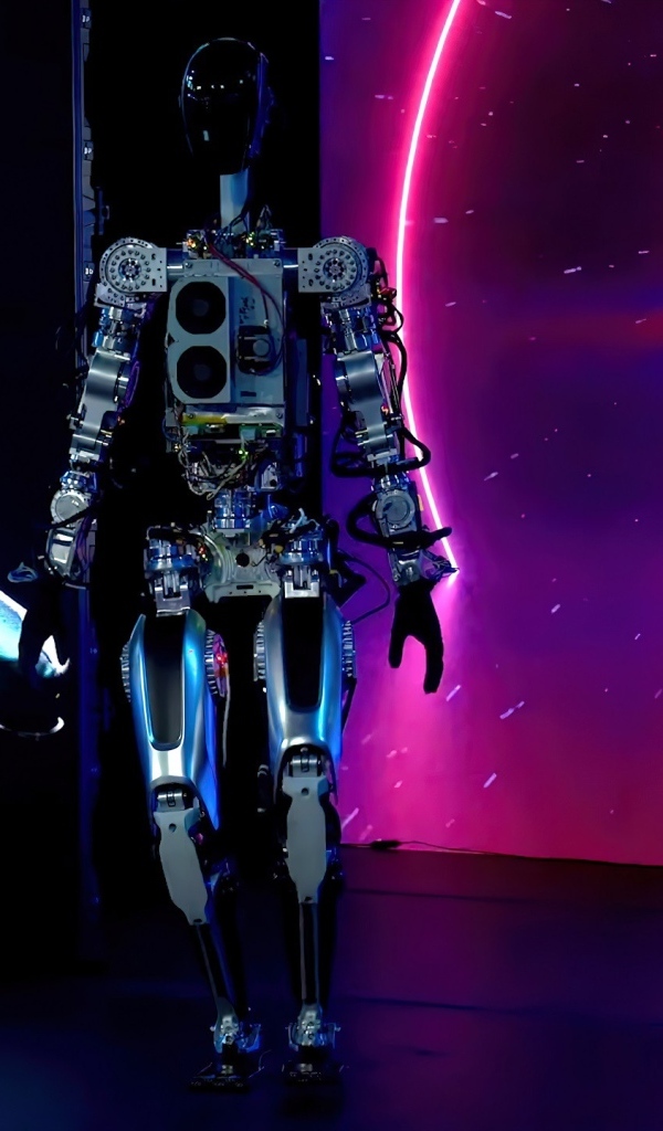 Робот Tesla Optimus на  презентации