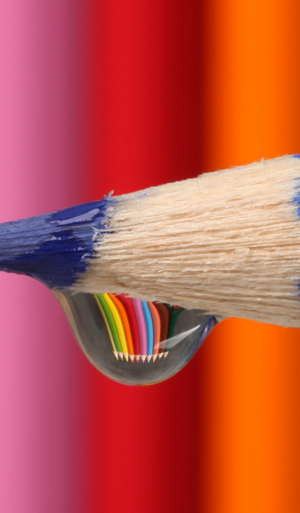 Капля воды стекает с синего карандаша