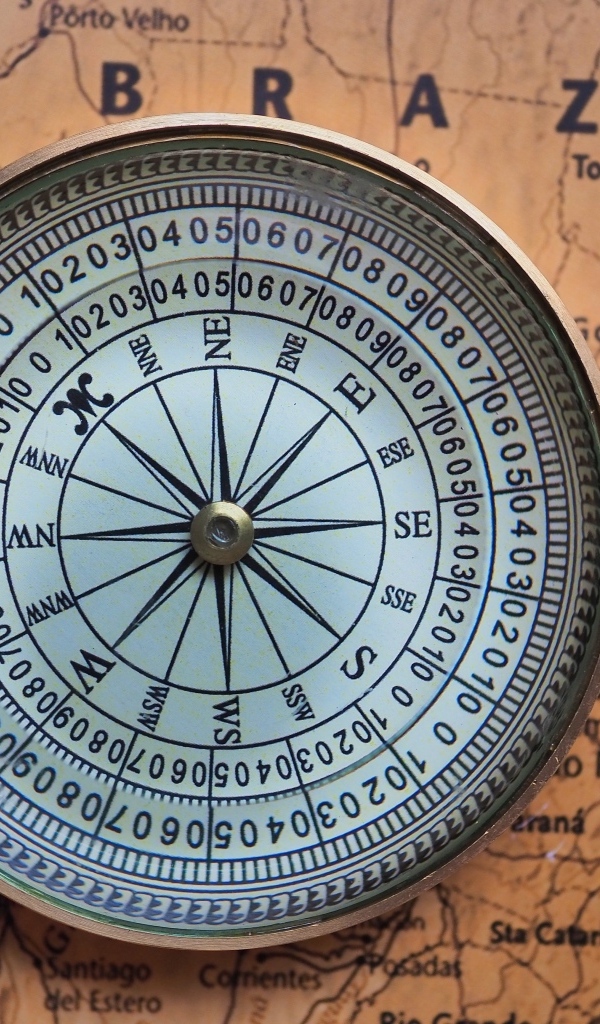 Большой компас лежит на старой карте