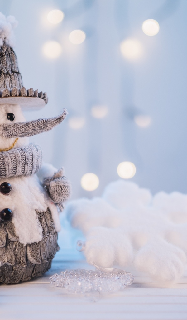 Красивый игрушечный снеговик на столе