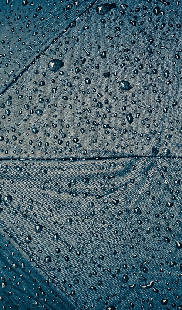 Черный зонт в каплях дождя