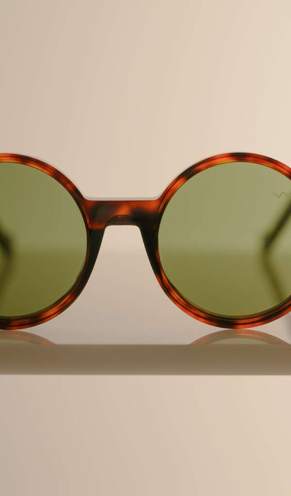 Солнечные очки в коричневой оправе